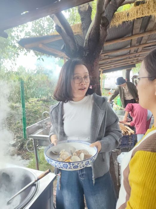 人在吃东西 AI 生成的内容可能不正确。