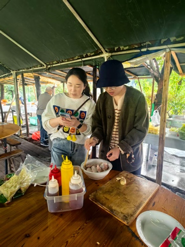 图片包含 桌子, 人, 室内, 食物 AI 生成的内容可能不正确。