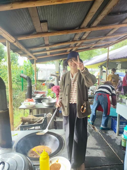 人站在厨房里 AI 生成的内容可能不正确。