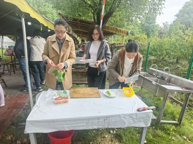 野餐桌子旁的人们 AI 生成的内容可能不正确。