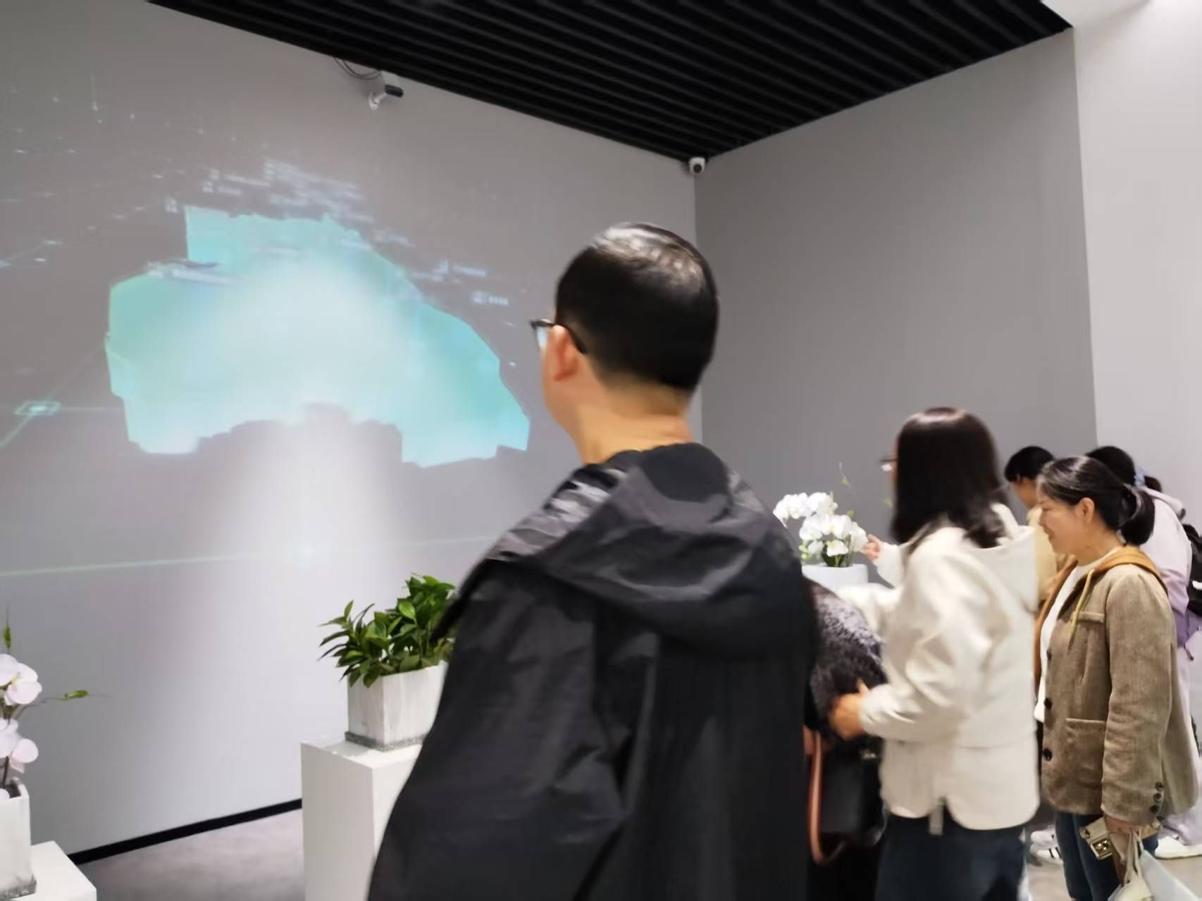 人们站在房间里 AI 生成的内容可能不正确。 人们站在房间里 AI 生成的内容可能不正确。